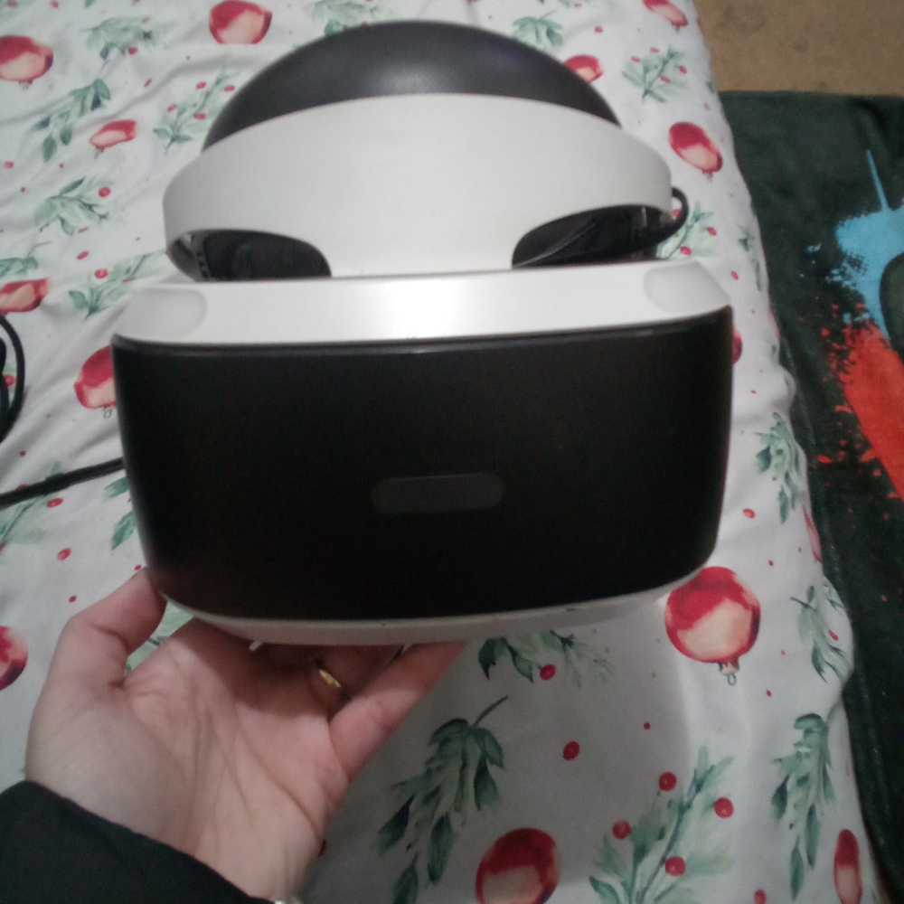 PS4 VR Headset And Controllers